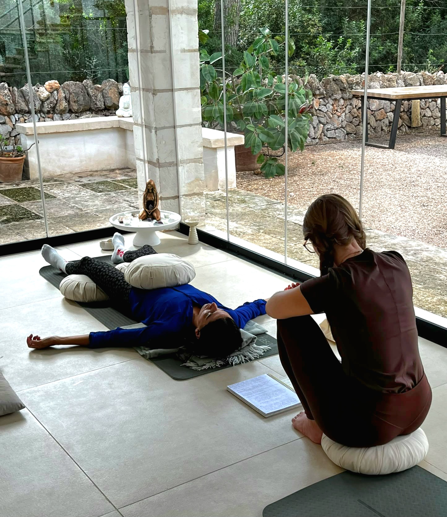 Sandra supporting a participant resting during a practice session